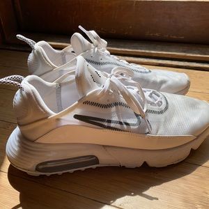 Like new white Nike tennis shoes